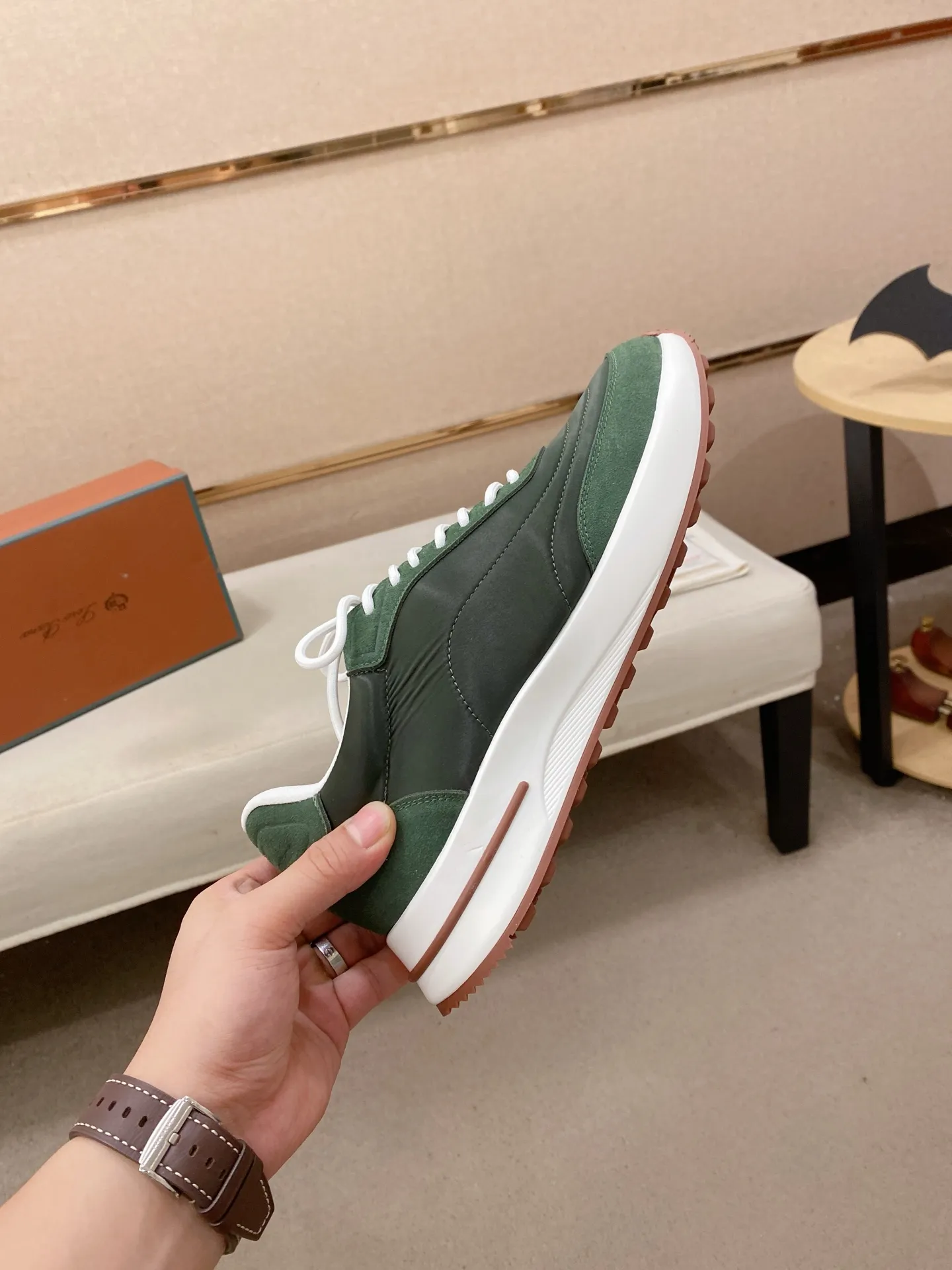 Men's shoes 💰: 462💰🔥𝐥𝐨𝐫𝐨 𝐏𝐢𝐚𝐧𝐚 lp classic loafers, an Italian treasure brand, the only brand that can match Hermès! Only after wearing it do we realize that we can’t live up to our feet. The upper is made of imported first-layer cowhide with breathable fabrics, water-dyed cowhide foot pads, and the official original glass rubber outsole and pendant. Exclusive original packaging (tag ➕ brand paper ➕ outer box ➕ hand bag) code number: 38-44. Can be customized 45-46